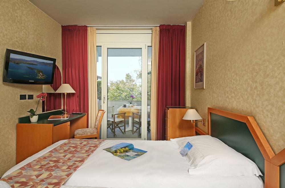 Hotel Nettuno Бардолино Экстерьер фото